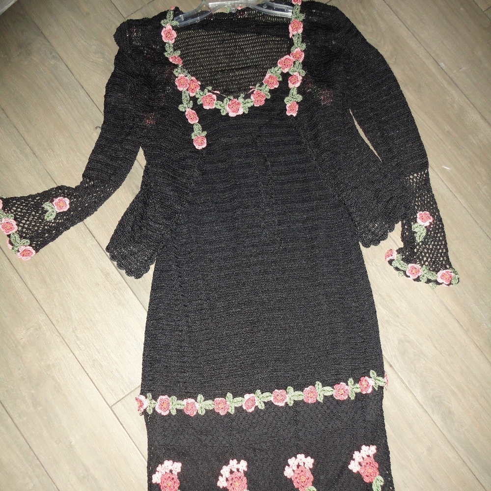SUE WONG BLACK CROCHETED PINK FLORAL (2PC) DRESS M